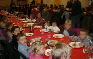 Conteville (Eure) Le repas de Noël de la cantine à la salle Rever