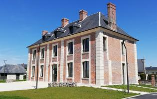 Conteville (Eure) le presbytère de 1778, réhabilité en maison de services communale